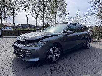 uszkodzony samochody osobowe Volkswagen Passat Volkswagen Passat Variant 1.5 eTSI R-Line Panorama Trekhaak VOL! 2025/1