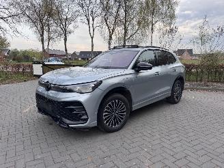 Voiture accidenté Volkswagen Tiguan Volkswagen Tiguan 1.5 TSI eHybrid 200 kW R-Line PANO HUD 2025/3