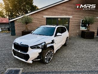 krockskadad bil auto BMW X1 BMW X1 xDrive 30 e M Sport PANORAMA HUD Trekhaak VOLL 2023/2