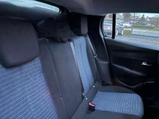 Peugeot 208  picture 6