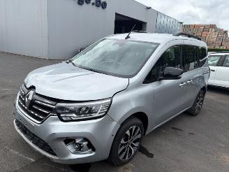 Damaged car Renault Kangoo AUTOMAAT  5 SEATS 2023/6