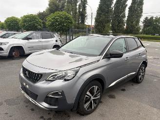 damaged passenger cars Peugeot 3008  2018/6