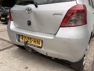 Toyota Yaris 1.3 semi-automaat, rijdbare schade picture 11