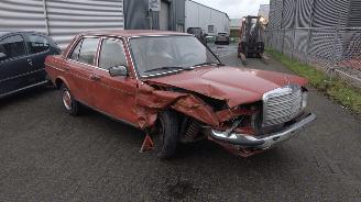 Schadeauto Mercedes 200-280 diesel 200 d loopt super!! 1983/1