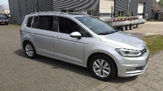 Volkswagen Touran 1.6TDI Autom Higline 7p Pano Trekh Clima Cruise Supermooie auto! picture 9