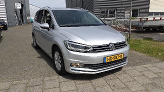 skadebil auto Volkswagen Touran 1.6TDI Autom Higline 7p Pano Trekh Clima Cruise Supermooie auto! 2015/1