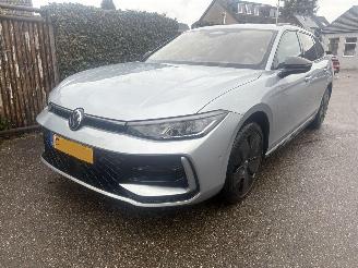 Vaurioauto  passenger cars Volkswagen Passat 1.5 eTSI R-Line Edi PANORMA VOLL 2024/12