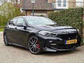 Unfallwagen BMW 1-serie M-SPORT 140 PK  AUTOMAAT PANORAMA NAP !!! 2023/2