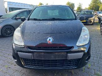 Coche accidentado Renault Clio 1.2 16V 65 Hatchback  Benzine 1.149cc 48kW (65pk) 2010/1