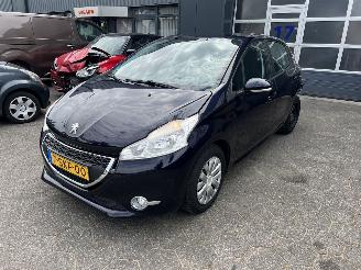 uszkodzony samochody osobowe Peugeot 208 1.0 VTI BLUE LEASE 2013/11