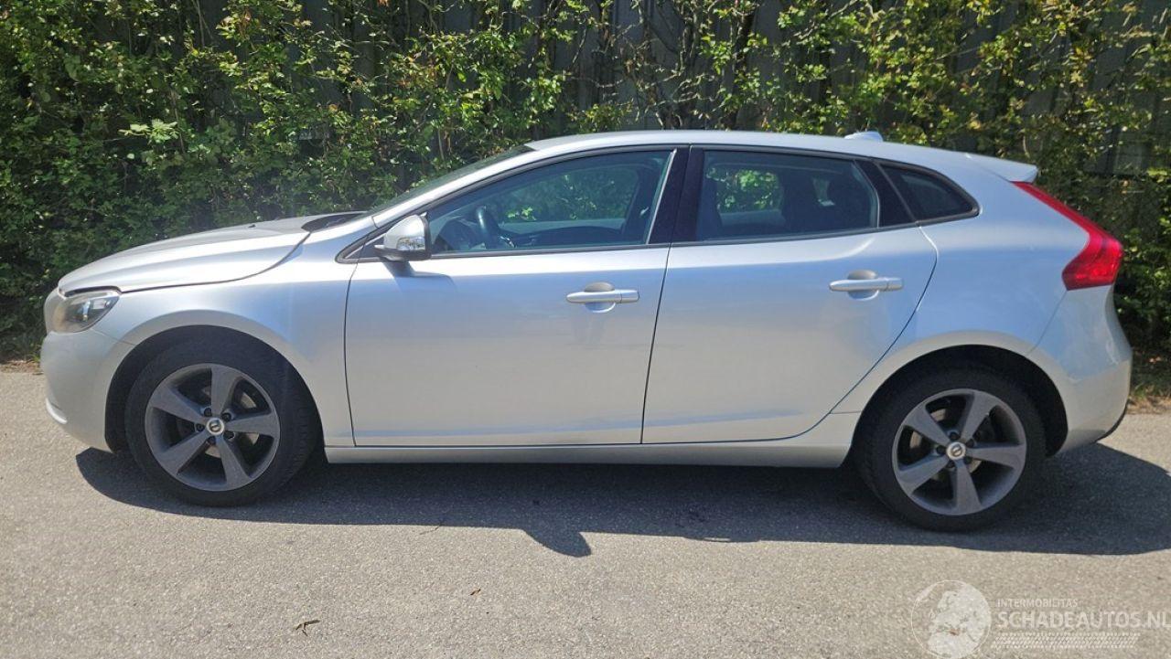 Volvo V-40 2.0 D2 16V Hatchback 4Dr Diesel 1.969cc 88kW