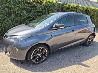damaged passenger cars Renault Zoé R110 ICON 41KWH met eigen accu 2019/10
