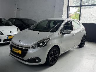 Auto incidentate Peugeot 208 1.2 benzine led/navi 2017/4