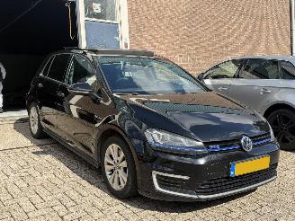 krockskadad bil auto Volkswagen Golf 7 GTE PANO/AUTOMAAT 2015/7