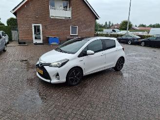 Schadeauto Toyota Yaris 1.5 hybrid navi pano 2015/12