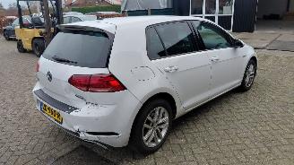 damaged passenger cars Volkswagen Golf 1.5 tsi  131pk automaat  navi 2018/8