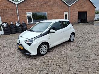 Damaged car Toyota Aygo 1.0 vvti x play   navi  cruiscontral airco 2021/5