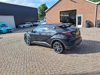 Damaged car Toyota CH-R 1.8 hybrid 98pk navi clima leer 2019/1