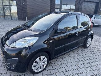 Damaged car Peugeot 107 1.0 ACTIVE AIRCO RIJDBARE SCHADE! BOUWJAAR 2013  1750 EURO 2013/1