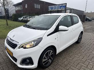 Damaged car Peugeot 108 1.0e VTI ALLURE LICHTE SCHADE BOUWJAAR 2022  6999 EURO VAST 2022/1