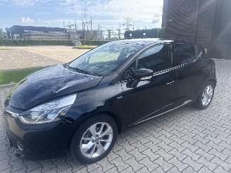 Damaged car Renault Clio 1.2 COLLECTION 66297 KM LICHTE SCHADE BOUWJAAR 2016 5600 EURO 2016/2