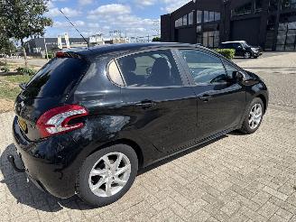 Peugeot 208 1.2 PURETECH STYLE LICHTE SCHADE! 99065 NAP 2015  2650 EURO picture 4