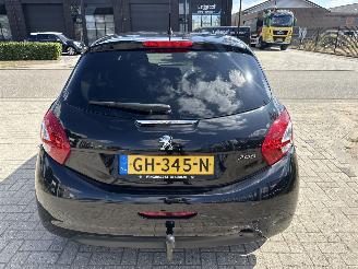 Peugeot 208 1.2 PURETECH STYLE LICHTE SCHADE! 99065 NAP 2015  2650 EURO picture 2