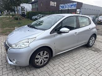 skadebil auto Peugeot 208 1.2 VTI BLEU PARKEERSCHADE! BOUWJAAR 2012  1750 EURO VAST 2012/9