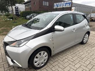 Coche accidentado Toyota Aygo 1.0 VVTi X_PLAY 96517 NAP BOUWJAAR 2015 RIJDBAAR 4999 EURO 2015/2