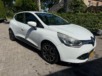 Damaged car Renault Clio 1.5DCI 5DRS AIRCO NAVI 2015/7