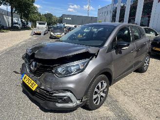 skadebil auto Renault Captur 0.9 TCe Limited 2018/6