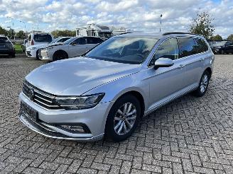 uszkodzony samochody osobowe Volkswagen Passat Variant 2.0 TDi-110 kw DSG automaat 2022/8