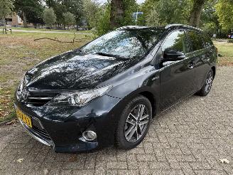 damaged passenger cars Toyota Auris  2014/1