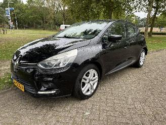 damaged passenger cars Renault Clio  2017/1