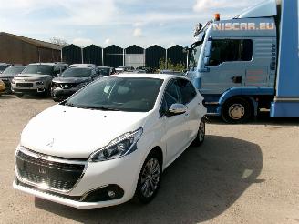 Damaged car Peugeot 208 1.2 Allure 5 DRS 2019/1