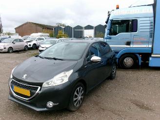 Damaged car Peugeot 208 1.2 Allure 5 Drs 2013/9