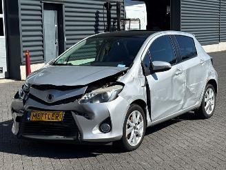 damaged passenger cars Toyota Yaris 1.5 16V Hybrid Hatchback  Elektrisch Benzine 1.497cc 74kW (101pk) FWD 2012/6