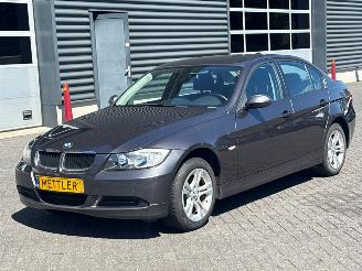 Voiture accidenté BMW 3-serie 316i 16V Sedan 4Dr Benzine 1.597cc 90kW (122pk) RWD 2008/7