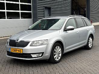 Vaurioauto  passenger cars Skoda Octavia 1.6 TDI GreenTec 16V Combi/o 4Dr Diesel 1.598cc 77kW (105pk) FWD 2013/12