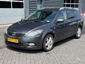Vaurioauto  passenger cars Kia Cee d 1.4 16V Combi/o 2010/5