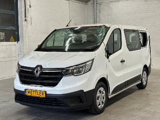 Voiture accidenté Renault Trafic Passenger 9 pers 2.0 dCi 16V 110 Bus  Diesel 1.995cc 81kW (110pk) FWD 2022/4
