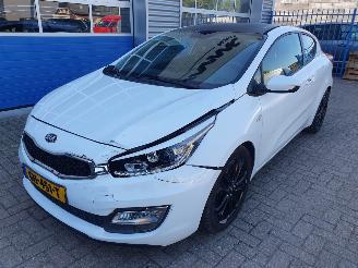Voiture accidenté Kia Cee d 1.6 GDI ComfortLine 2015/9