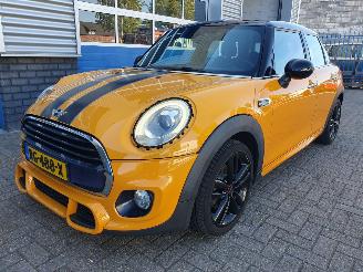 Damaged car Mini Cooper John cooper works - 1.5 Cooper Serious Business 2017/11