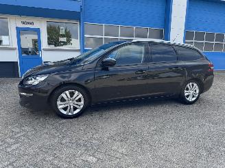 damaged passenger cars Peugeot 308 1.2 PURE TECH  BLUE LION 2017/4