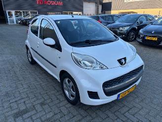 Damaged car Peugeot 107 1.0 12v XS 5-drs Airco Nap 2010/10