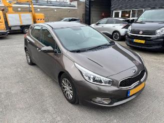 damaged passenger cars Kia Cee d 1.6 GDI 20th Anniversary airco 2013/11
