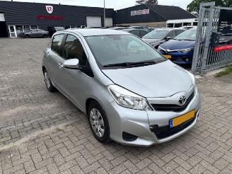 uszkodzony samochody osobowe Toyota Yaris 1.0 5-drs airco 2013/2