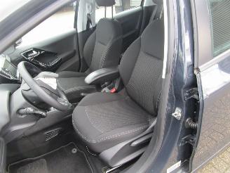 Peugeot 208 1.2 PURE TECH BLEU LION 5DRS picture 12