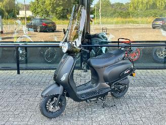 Vaurioauto  scooters GTS  Toscana Nieuw! 2024/12