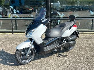 Vaurioauto  motor cycles Yamaha X-Max 125  2009/7
